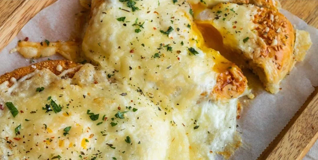 Bagel with pesto and egg for air fryer